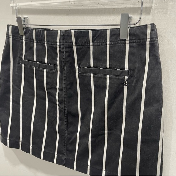 Volcom Frochickie Stripe Mini Skirt Zipper Front Black White Size Medium - Picture 7 of 12